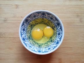鸡蛋打散。