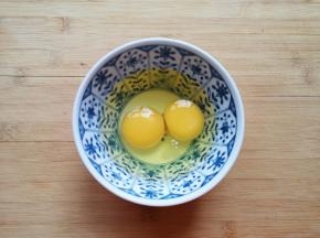 鸡蛋打散。