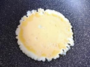 炒锅内倒适量的食用油烧热，倒入蛋液。