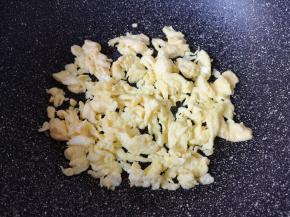 将鸡蛋炒熟盛出备用。