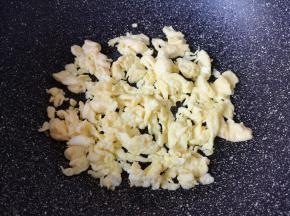 将鸡蛋炒熟盛出备用。