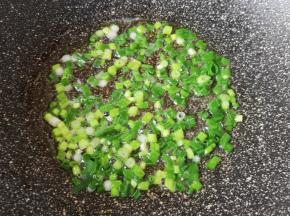 锅里继续倒油烧热，下入葱花炒香。