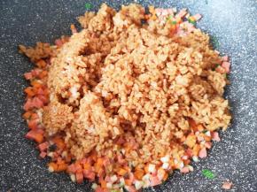 下入拌好的酱油饭。