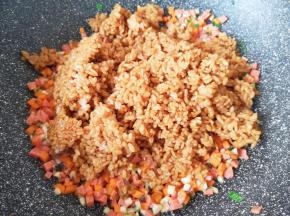 下入拌好的酱油饭。