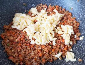 下入炒好的鸡蛋。