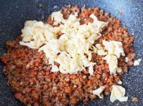 下入炒好的鸡蛋。