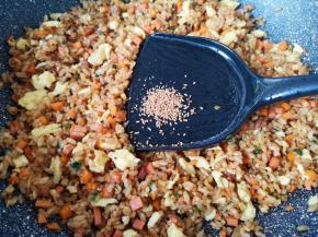 放原味鲜调味料增加口感。