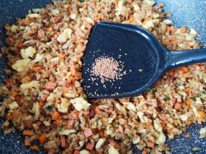 放原味鲜调味料增加口感。