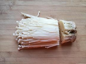 金针菇切去根部。