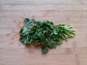 香菜洗干净切碎备用。