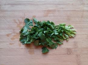香菜洗干净切碎备用。