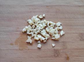 大蒜切碎备用。