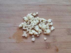 大蒜切碎备用。