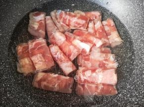 锅里放水烧开，下入肥牛卷焯水。