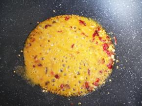 加入酸汤肥牛酱炒香。