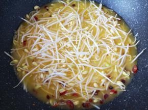 下入豆芽煮开。