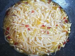 下入金针菇煮至变软。