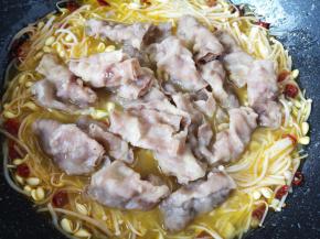 下入焯过水的肥牛卷。