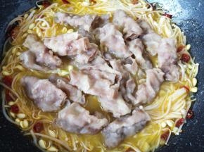 下入焯过水的肥牛卷。