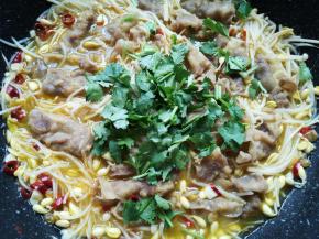 撒上香菜出锅。