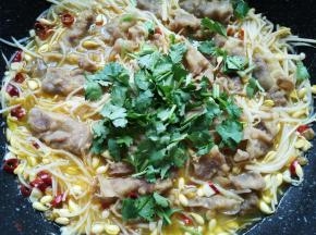 撒上香菜出锅。