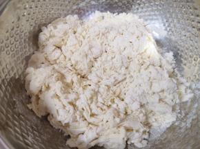 面粉中加入盐和水，先用筷子搅拌成絮状。