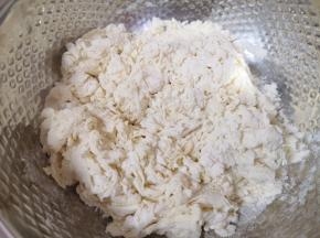 面粉中加入盐和水，先用筷子搅拌成絮状。