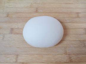 再揉成光滑的面团（面团一定要揉到位，否则扯不开）。