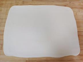 揉好的面团擀开成大面片。