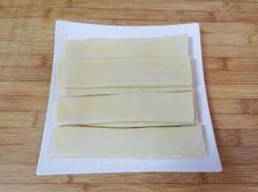 切成2.5厘米宽的长条，刷上食用油放在盘子里，盖上保鲜膜饧3个小时以上。