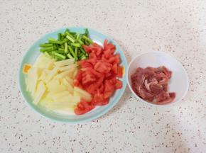 菜、肉分别切好。