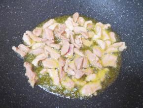 炒锅内倒适量的食用油烧热，下入肉片大火翻炒至变色。