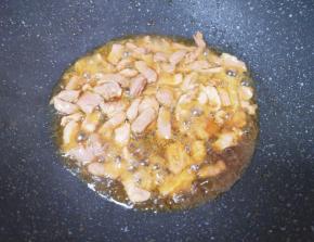 加入酱油翻炒均匀。