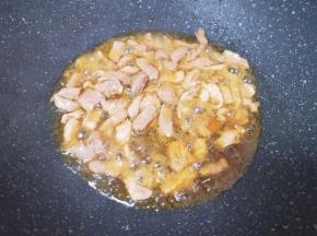 加入酱油翻炒均匀。