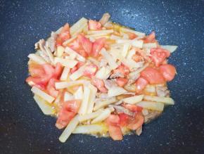 下入西红柿和土豆翻炒均匀。