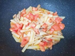 下入西红柿和土豆翻炒均匀。