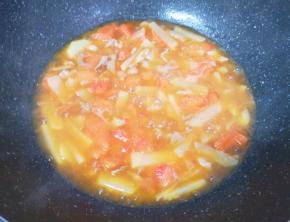 加入一小碗开水烧开，放盐调味，煮至汤汁浓稠。