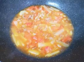 加入一小碗开水烧开，放盐调味，煮至汤汁浓稠。