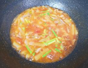 下入蒜苔煮熟，放蘑菇精增加口感，拌面菜就炒好了。