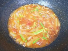 下入蒜苔煮熟，放蘑菇精增加口感，拌面菜就炒好了。