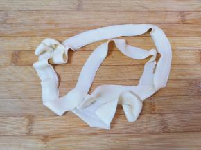 俩手抻着面条两头轻轻扯开，一根扯面就做好了。