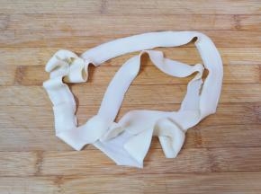 俩手抻着面条两头轻轻扯开，一根扯面就做好了。