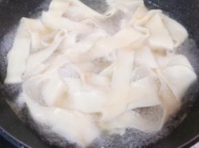 锅里放水烧开，一边扯面一边下入锅里，将面条煮熟。