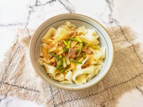 煮好的扯面过凉水，控一下水分盛在大碗里，浇上拌面菜。