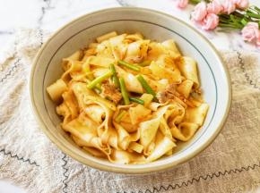 再放上辣椒油，搅拌均匀就可以开吃啦！