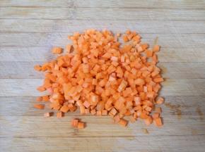 胡萝卜切成小丁。