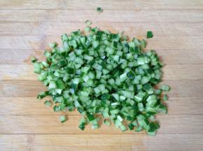 黄瓜去瓤切成小丁。