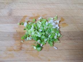 小葱切成葱花。