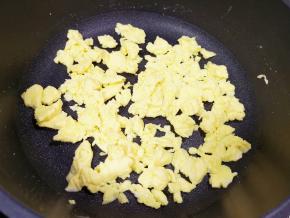 炒锅内倒适量的食用油烧热，倒入蛋液炒熟，盛出备用。