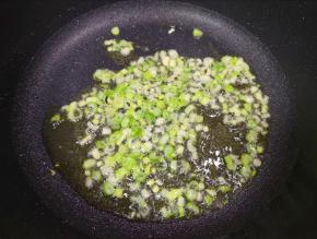 炒锅内继续倒油烧热，下入葱花炒香。